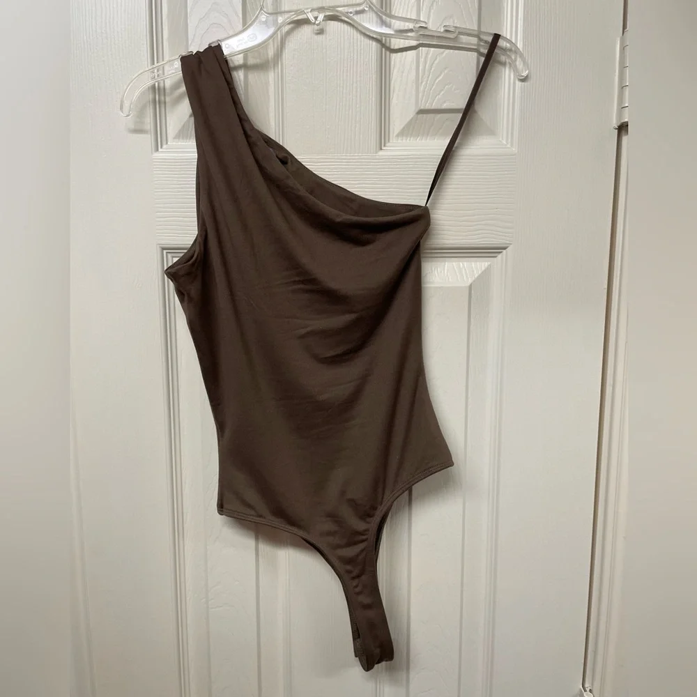 NWT JLUXLABLE one shoulder keyhole bodysuit - Picture 4 of 5